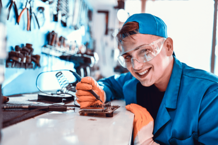 Jakie zagrożenia można ograniczyć dzięki odzieży ESD?